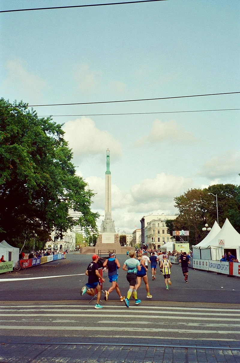 Two women are running in Sälenfjället. Tjejmilen.