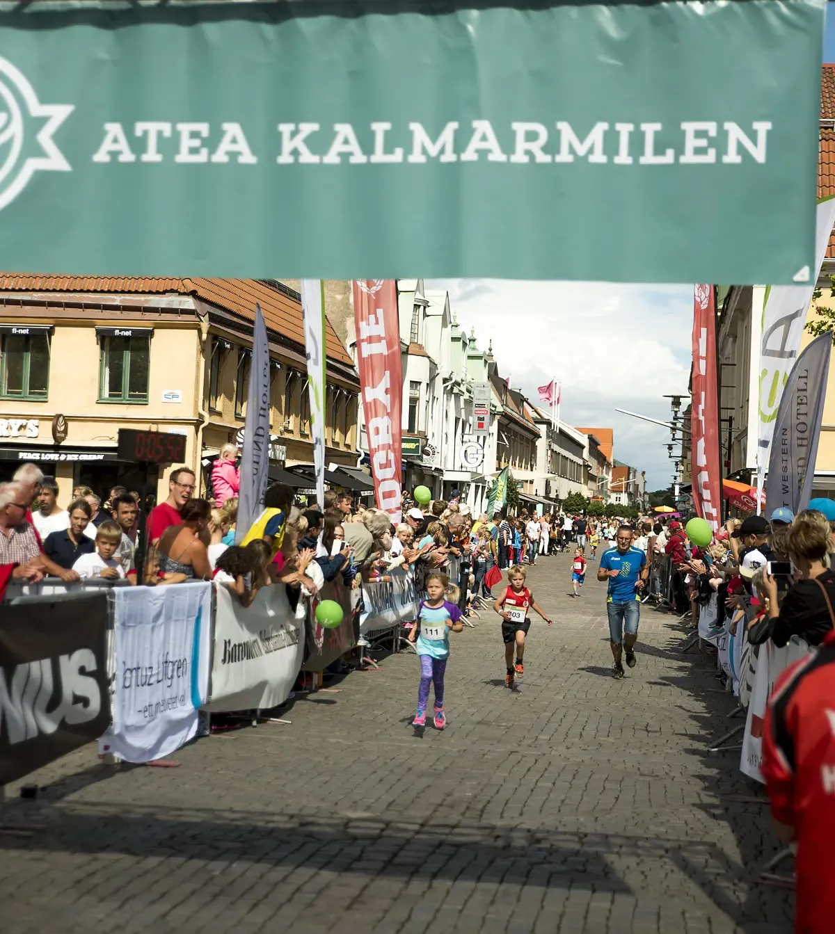 Atea Kalmarmilen: Löpare springer genom Kalmar stad. Bra stämning!