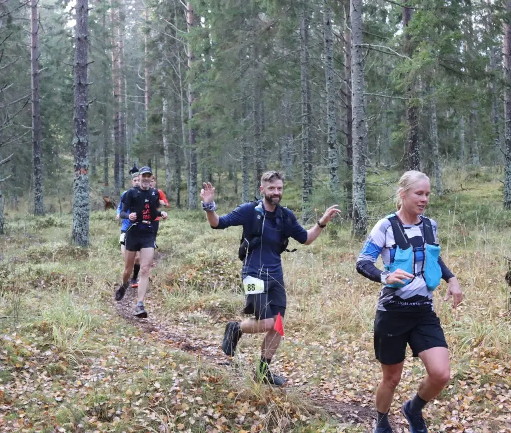 Löpare i Björnfrossa Ultramarathon.  Vacker terränglöpning.