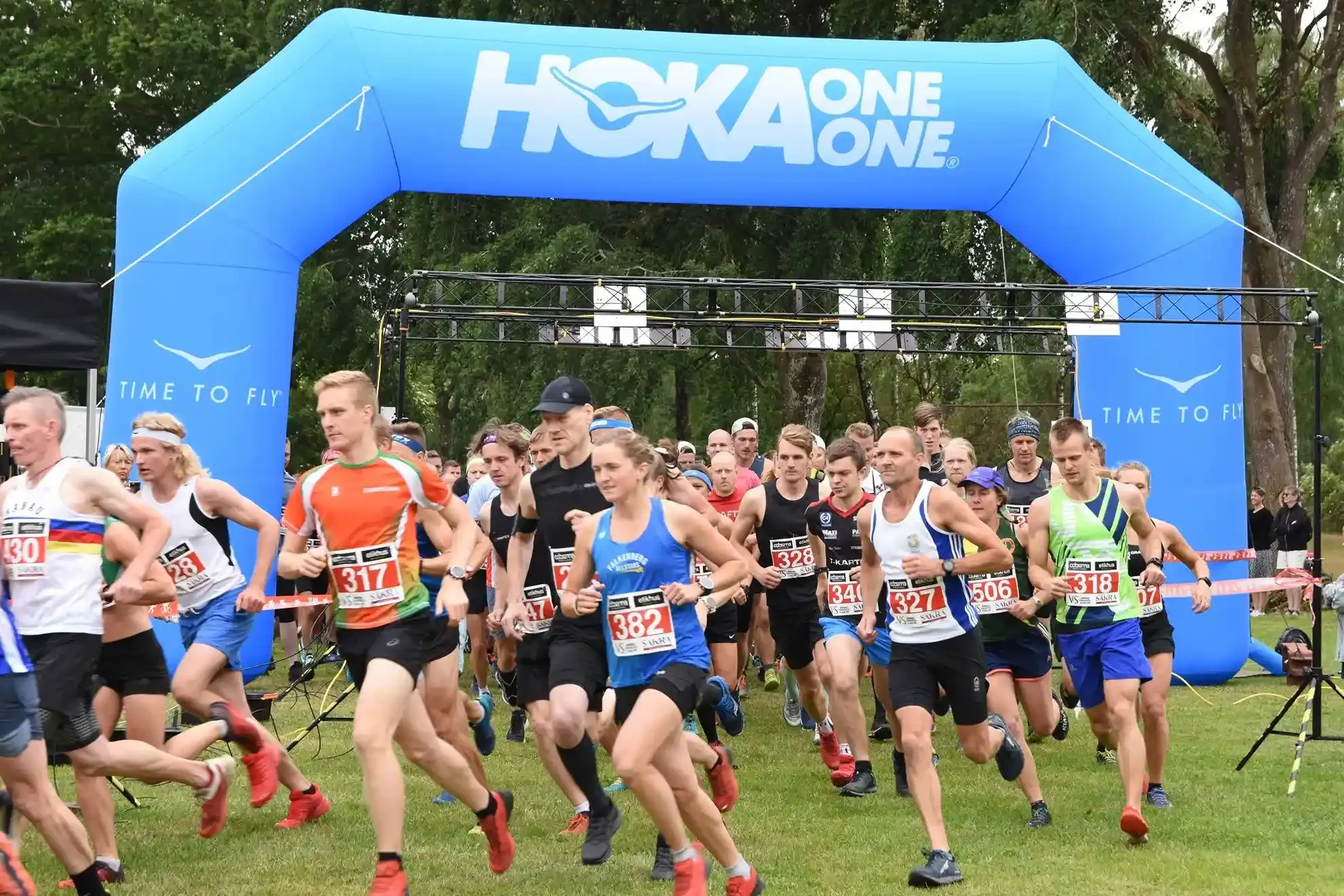 Löpare vid startlinjen för Bocksten Trailrun.