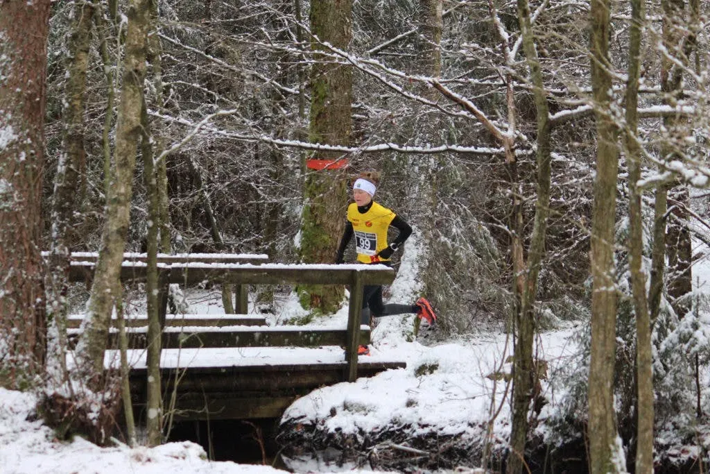 Löpare i snöig skog under Bocksten Trailrun Winter.