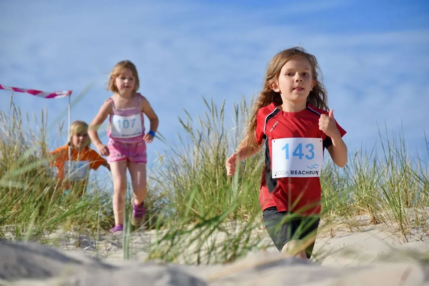 Barn springer i Böda Beachrun. Sol, sand och glädje!