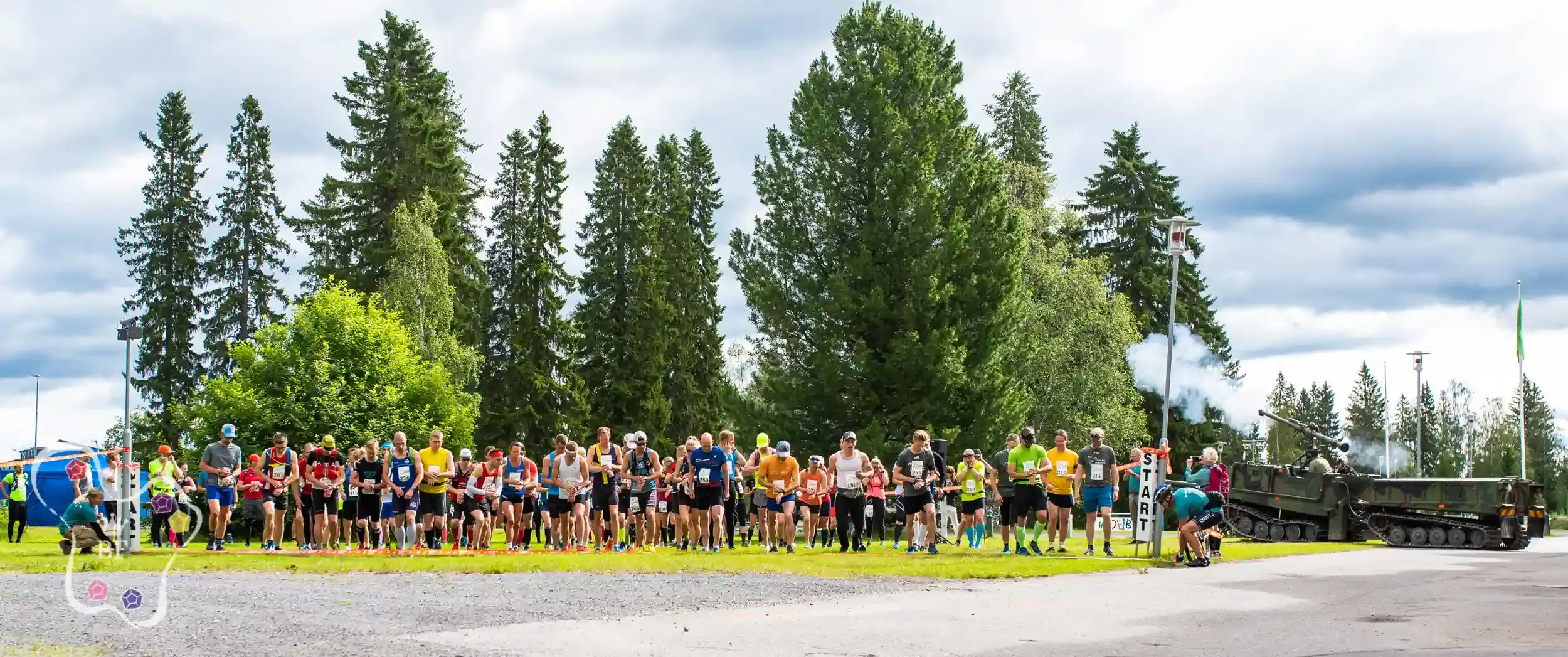 Löpare vid startlinjen för Boden Fortress terränglöpning.