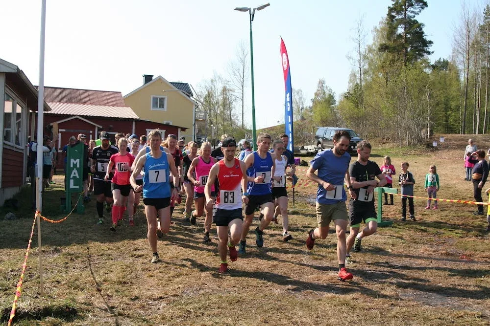 Löpare närmar sig mållinjen vid Borgarloppet.