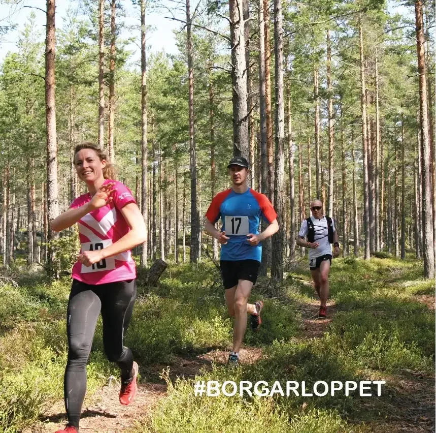 Löpare i Borgarloppet trail-lopp. Naturskön miljö.