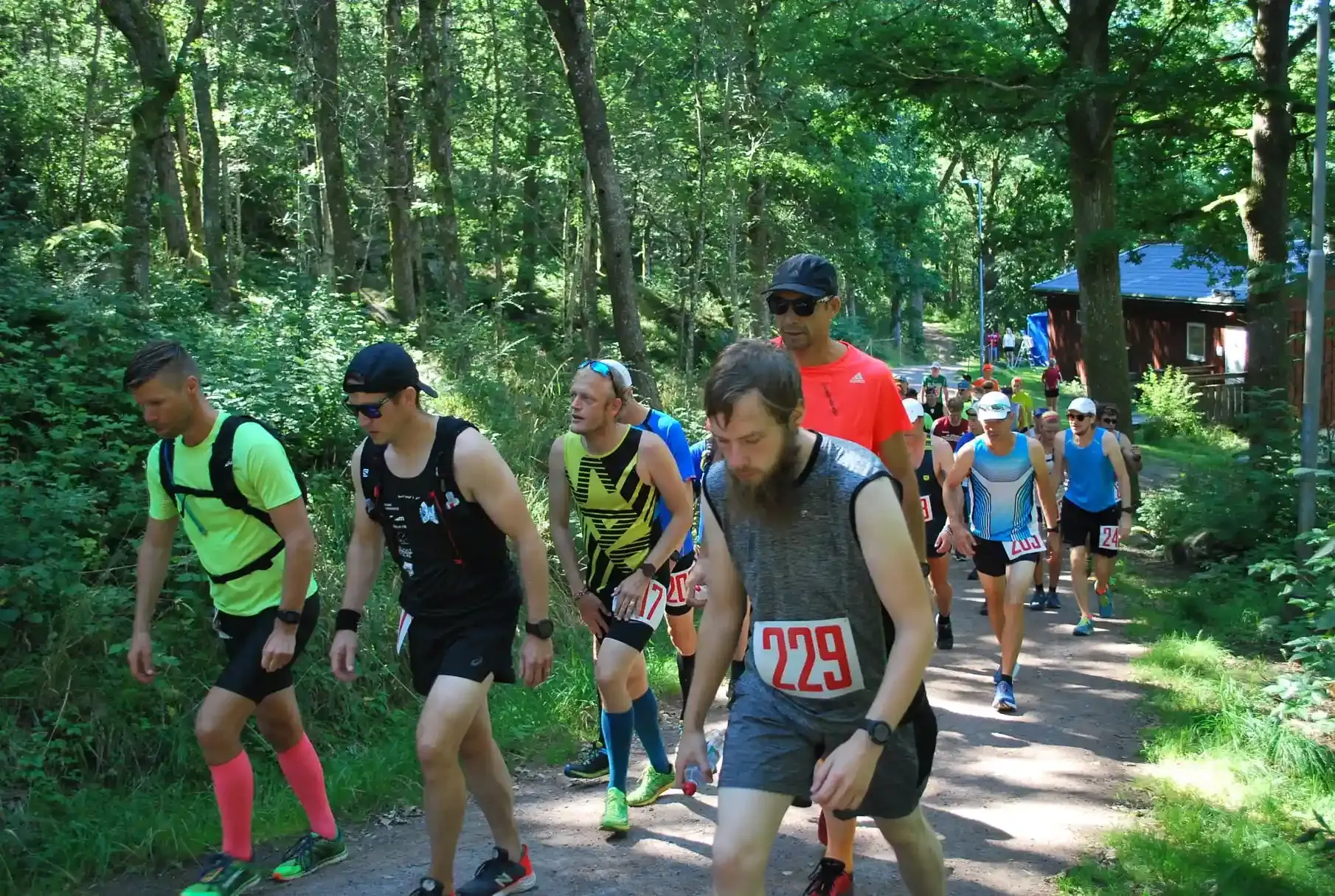 Löpare i Bunketorps Backyard Ultra Trail. Skogsstig.