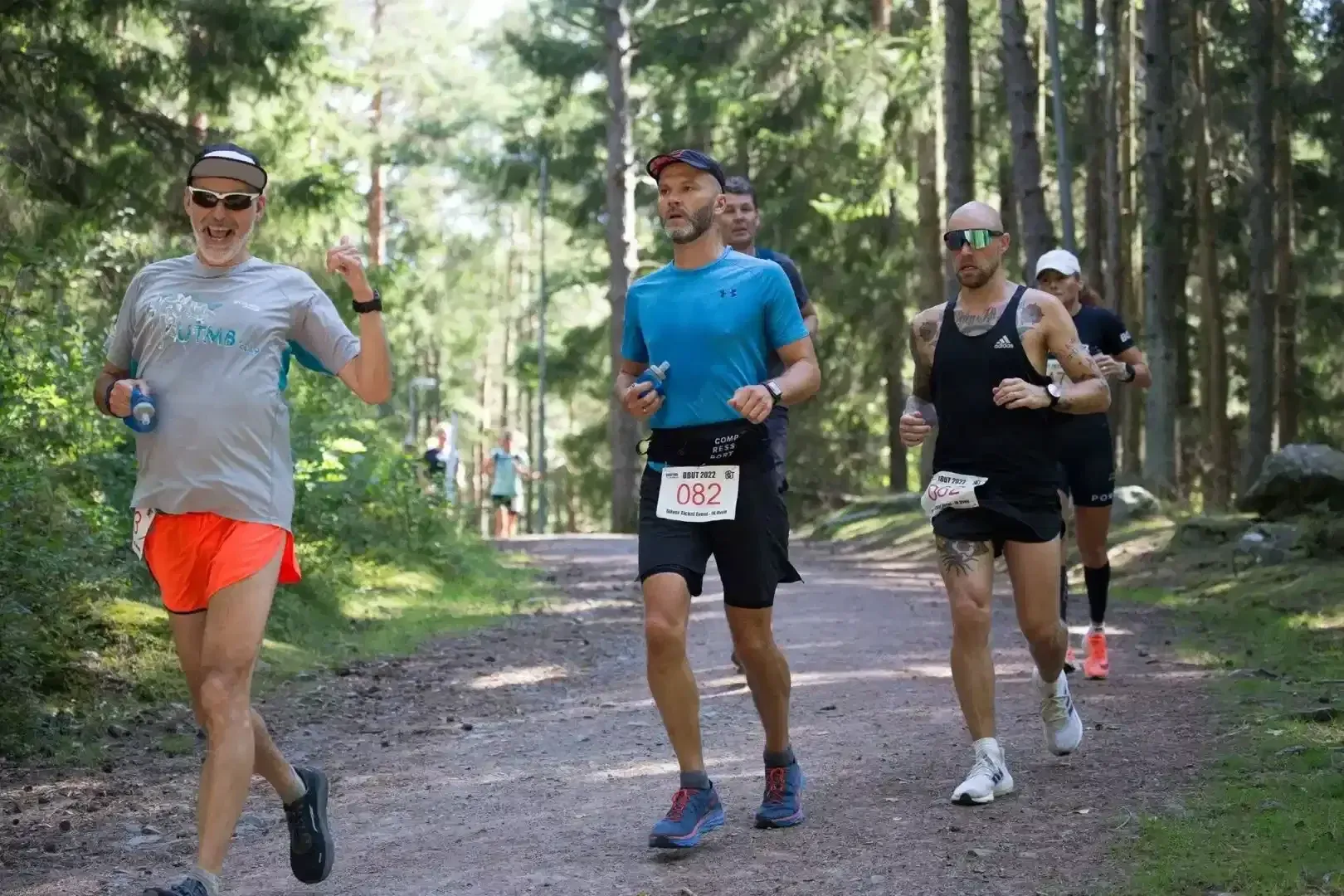 Löpare i Bunketorps skog. Vacker natur och trailrunning.