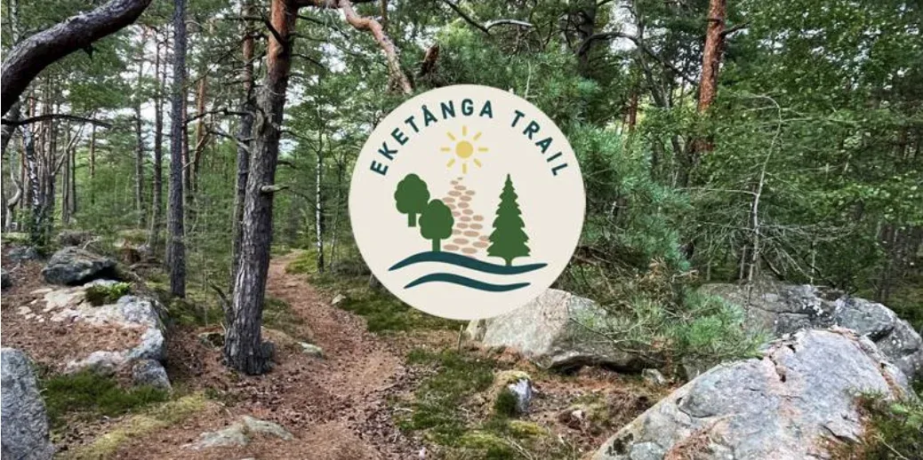 Eketånga Trail-logga över en skogsstig.  Löpning i naturen.