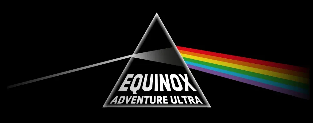 Equinox Adventure Ultra-logotypen med ett prisma och en regnbåge.