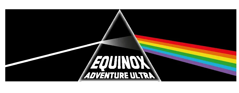 Equinox Adventure Ultra-logotypen med en triangel och en regnbåge.