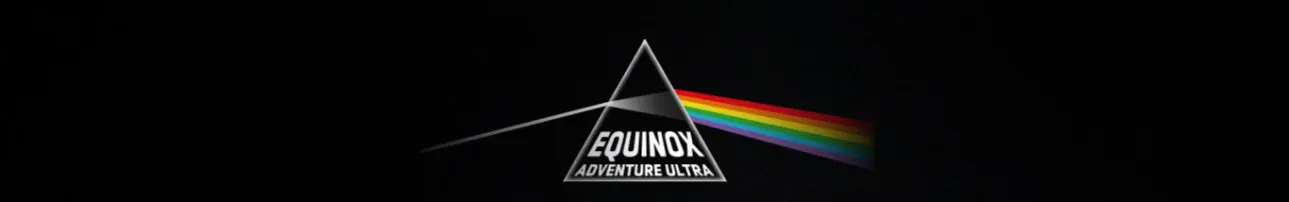 Equinox Adventure Ultra-logotyp med en regnbågeprisma.