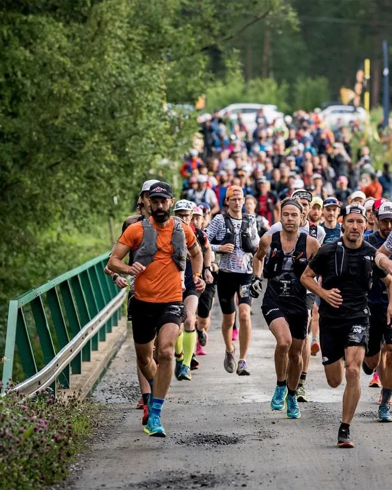 Löpare på en stig under Fjällmaraton Gastronomi.