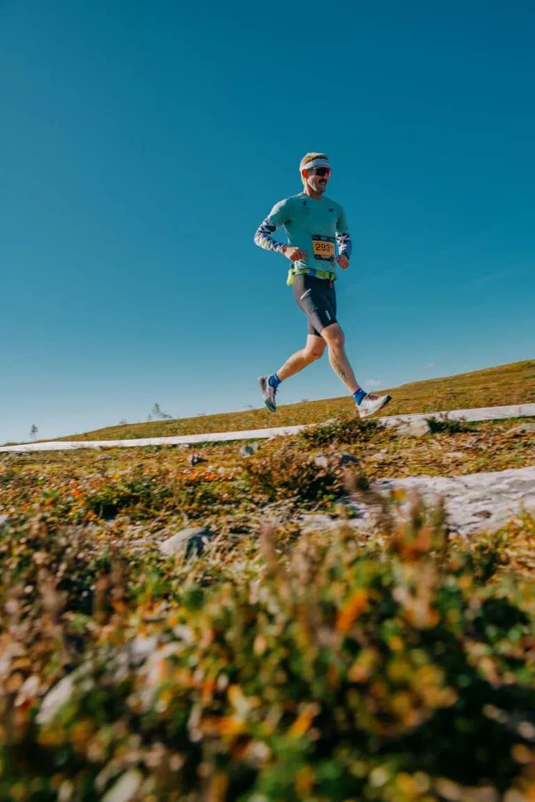 En löpare springer på en stig under Fjällmaraton Sälen.