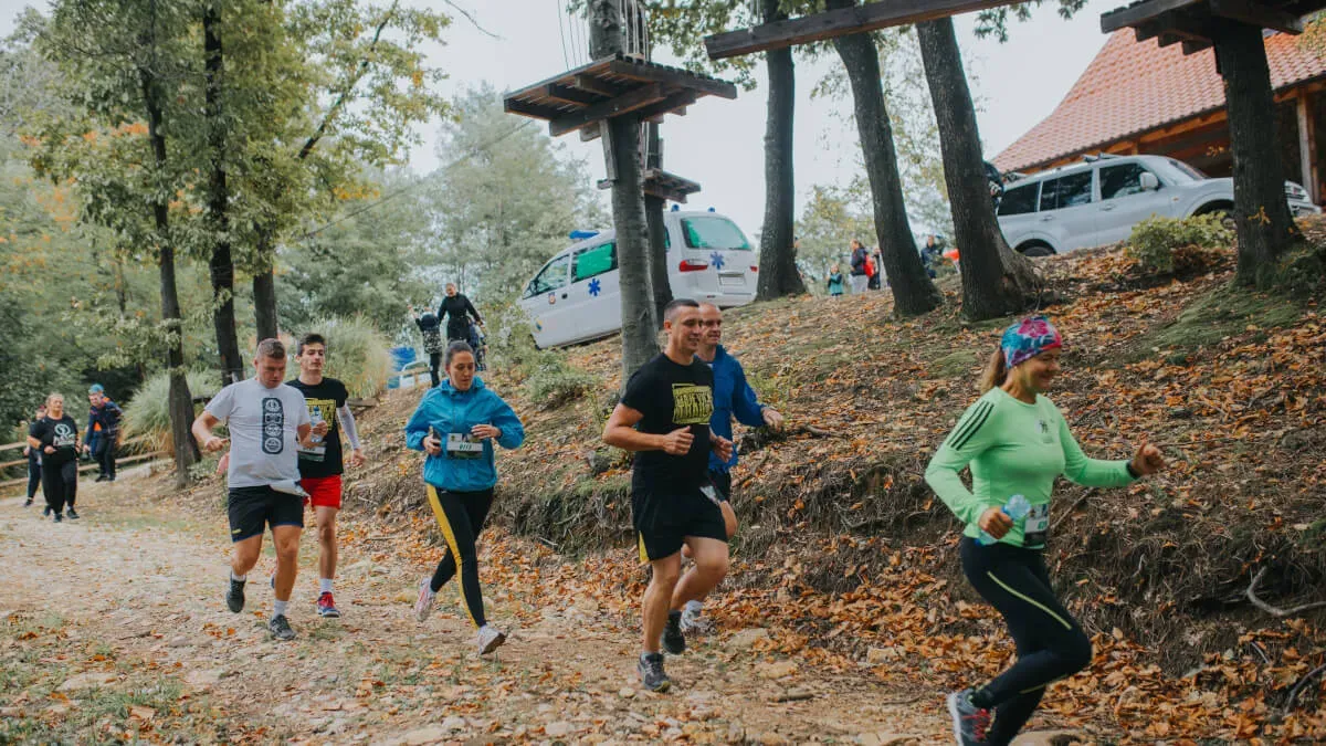 Löpare i Göteborgs Trailrun springer på en skogsstig.