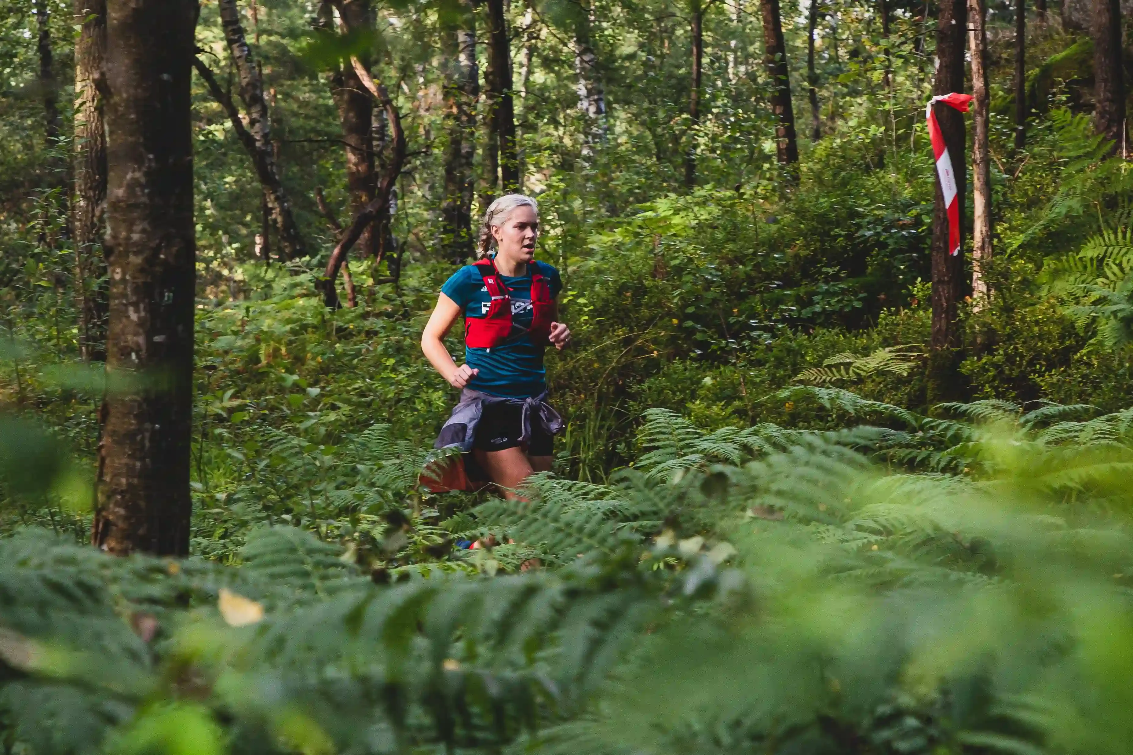 Löpare i Göteborgs skog under trailrun.