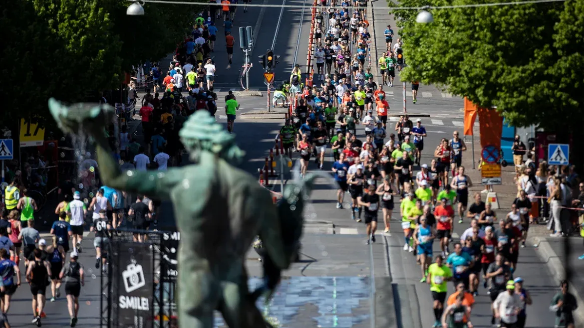 Många löpare deltar i Göteborgsvarvet, en halvmaraton genom Göteborg.