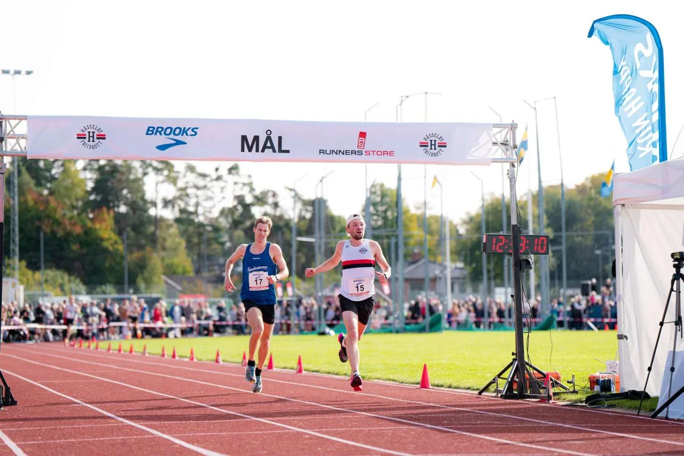 Hässelbyloppets mål; löpare i mål.