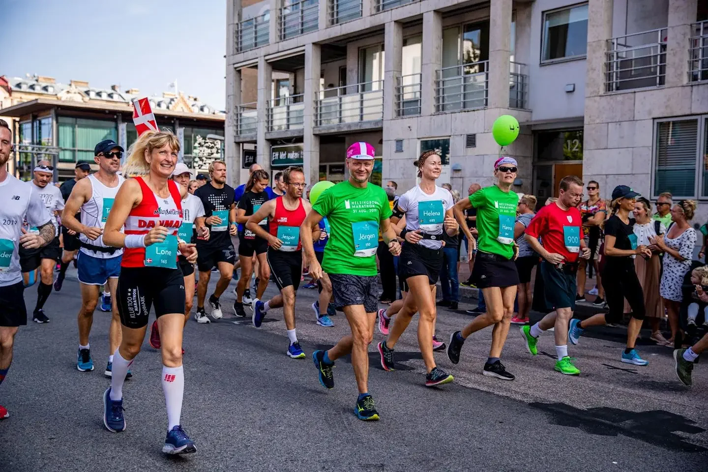 Helsingborg Marathon-löpare springer genom staden. Bra kvalité på bilden.