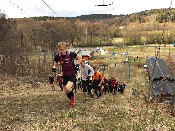 Löpare i Kolmården Vertical uppför en backe.