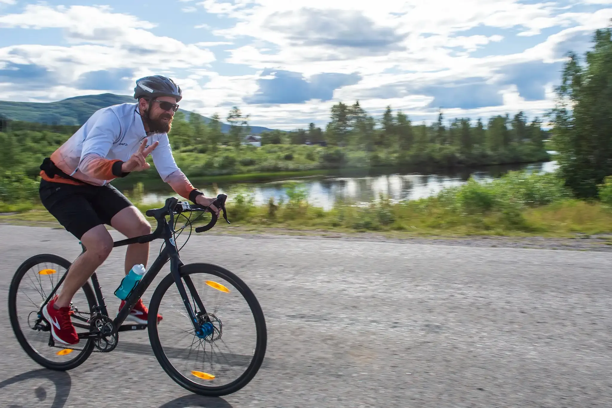 Cyklist i Laponia Triathlon. Vacker natur.