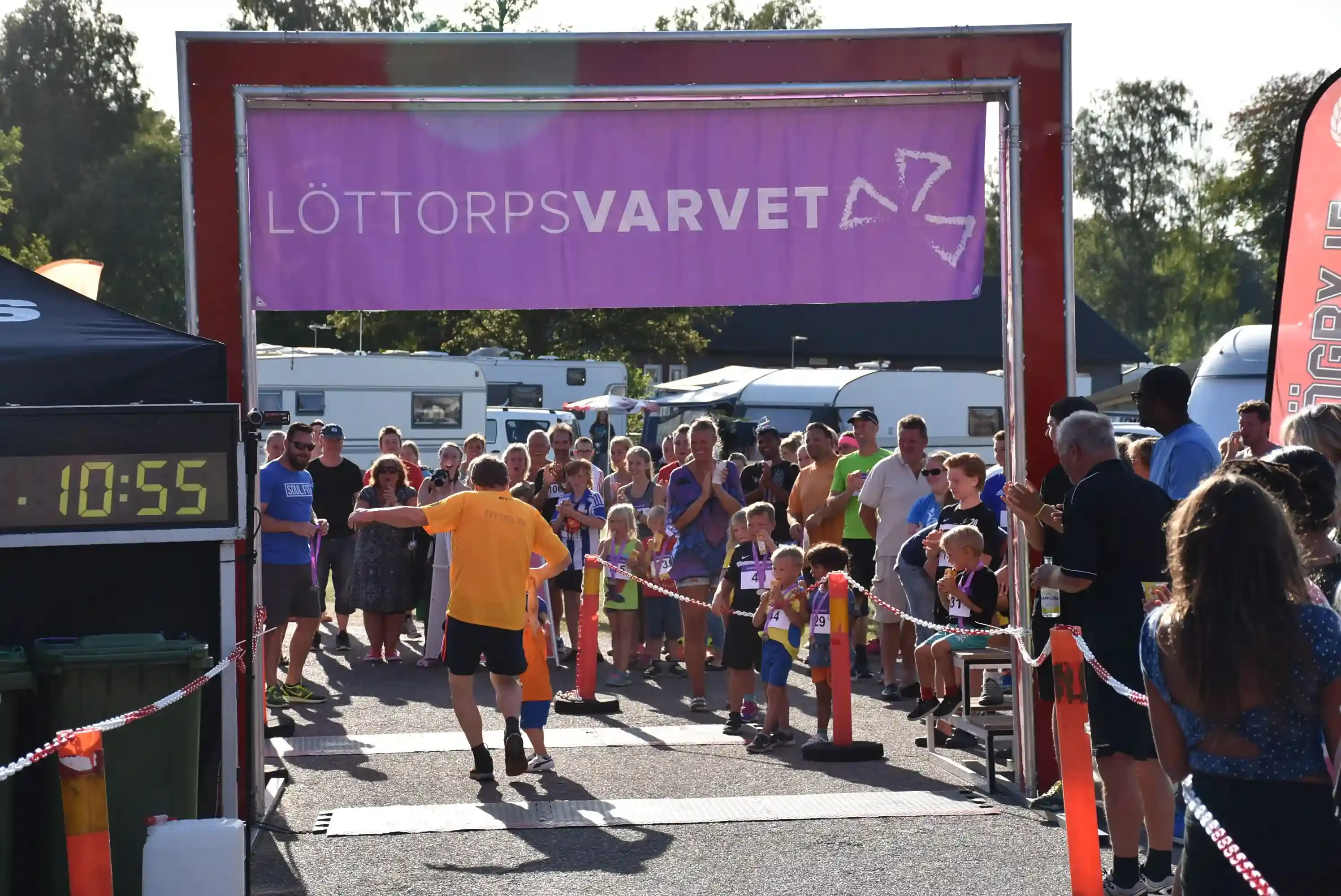 Löttorpsvarvet terränglopp: Målgång med löpare och publik.