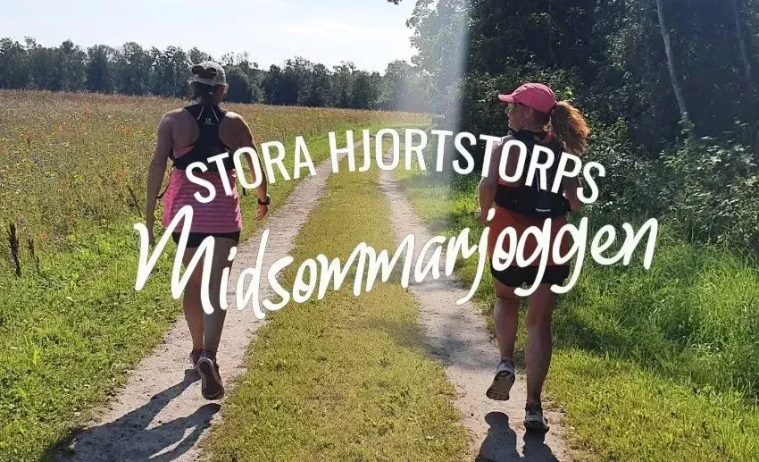 Två löpare på en vacker stig under Midsommarjoggen.