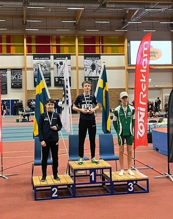 Tre idrottare står på prispallen på Mondo Indoor Games.