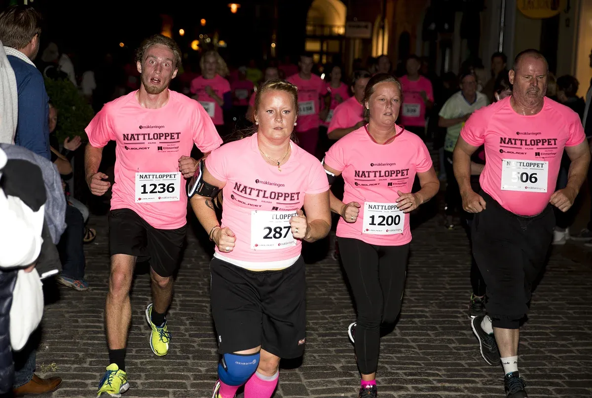 Löpare i rosa tröjor under Hagbloms Nattloppet i Kalmar.