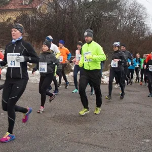 Tre glada deltagare med medaljer vid Nyårsloppet Vallentuna.