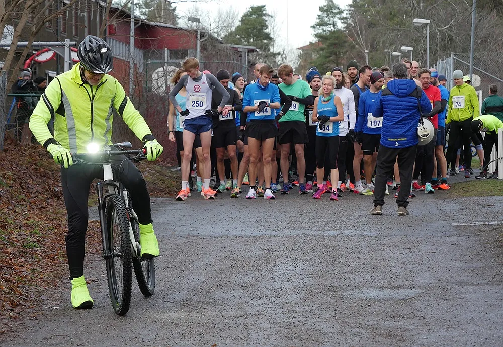 Tre glada deltagare med medaljer vid Nyårsloppet Vallentuna.