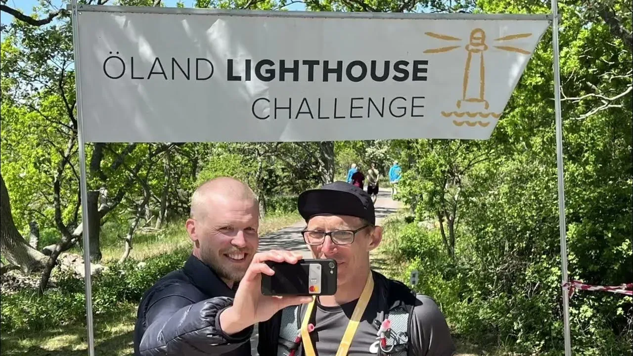 Två löpare vid mållinjen, Öland Lighthouse Challenge.