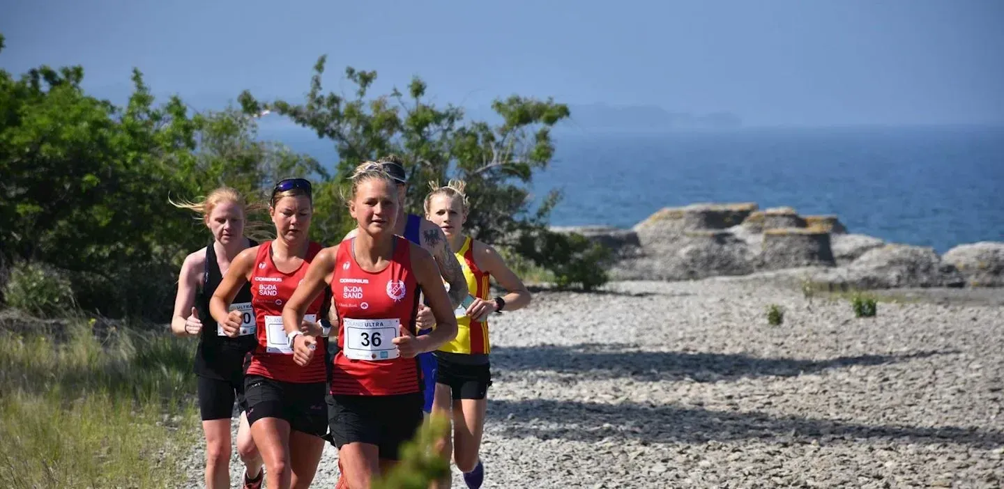 Löpare i Öland Ultra Trail. Vacker kustmiljö.