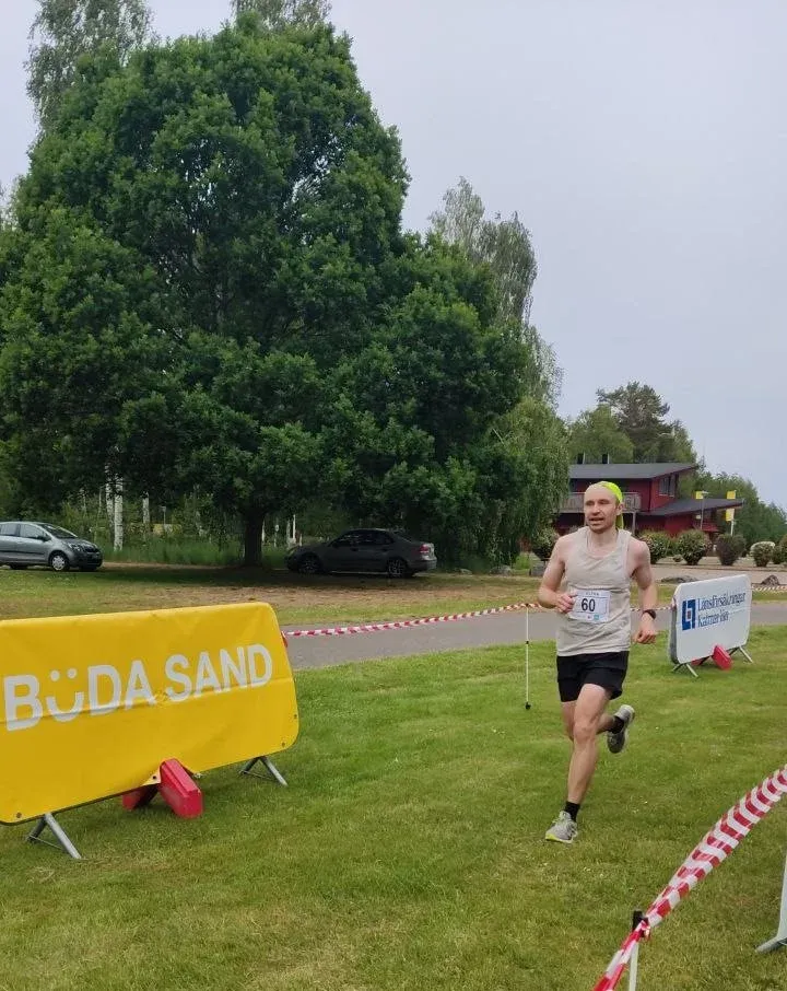 Löpare vid Böda Sand under Öland Ultra Trail.