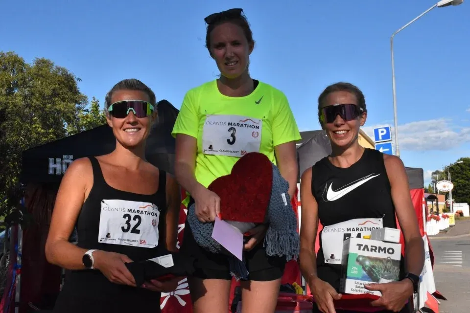 Ölands Marathon prisutdelning. Tre glada löpare på pallen.