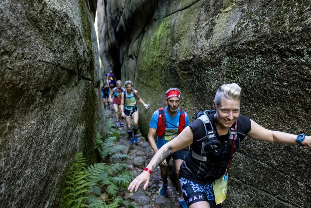 Löpare på en stenig stig i Orion Trail.  Fantastisk natur!