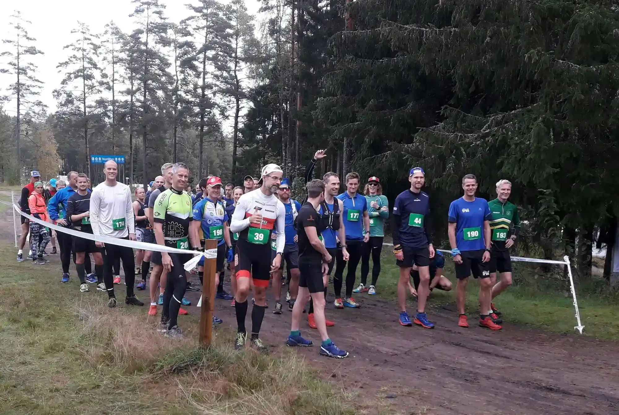 Löpare vid startlinjen för Orion Trail.  Bra stämning!