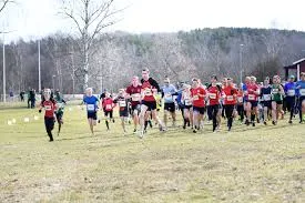 Runners start ett lopp i en öppen äng.