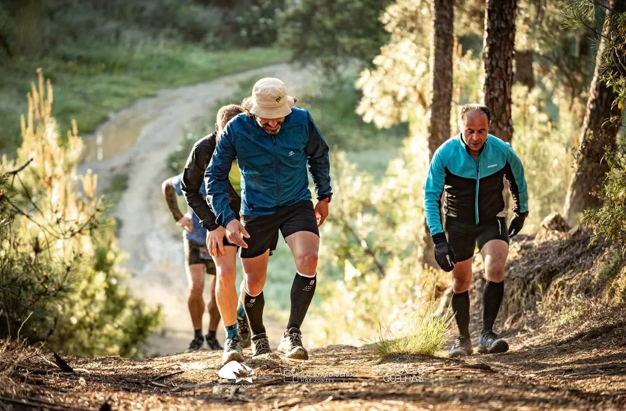 Löpare i Säfsbygdens BU ultramaraton. Fina stigar i Ulriksberg.