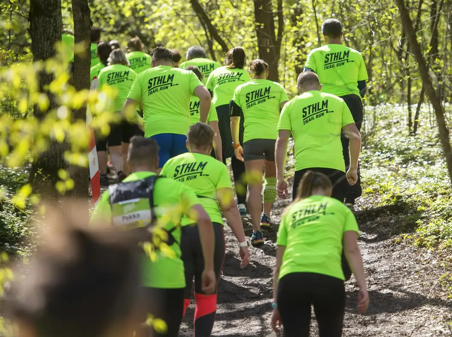 Löpare i neonfärgade tröjor under Sevede Trail Run.