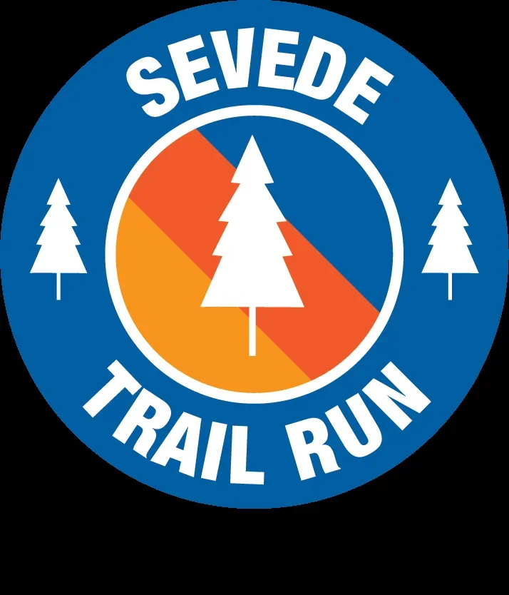 Sevede Trail Run-logotyp. Blå, orange, vita granar.