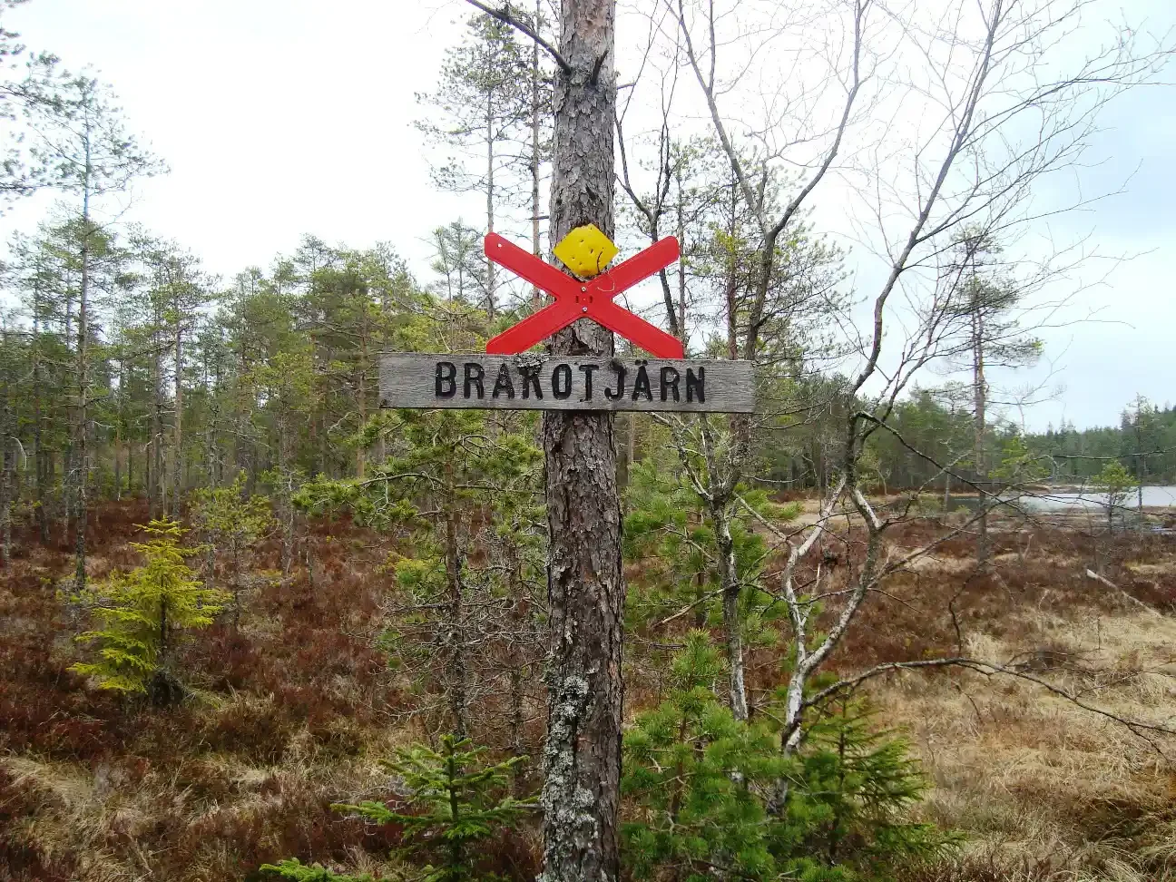 Skylt vid Brakötjärn längs leden.