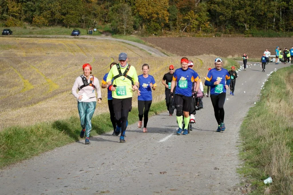 Löpare i Skrylle Challenge terränglopp.  Fantastisk utsikt!