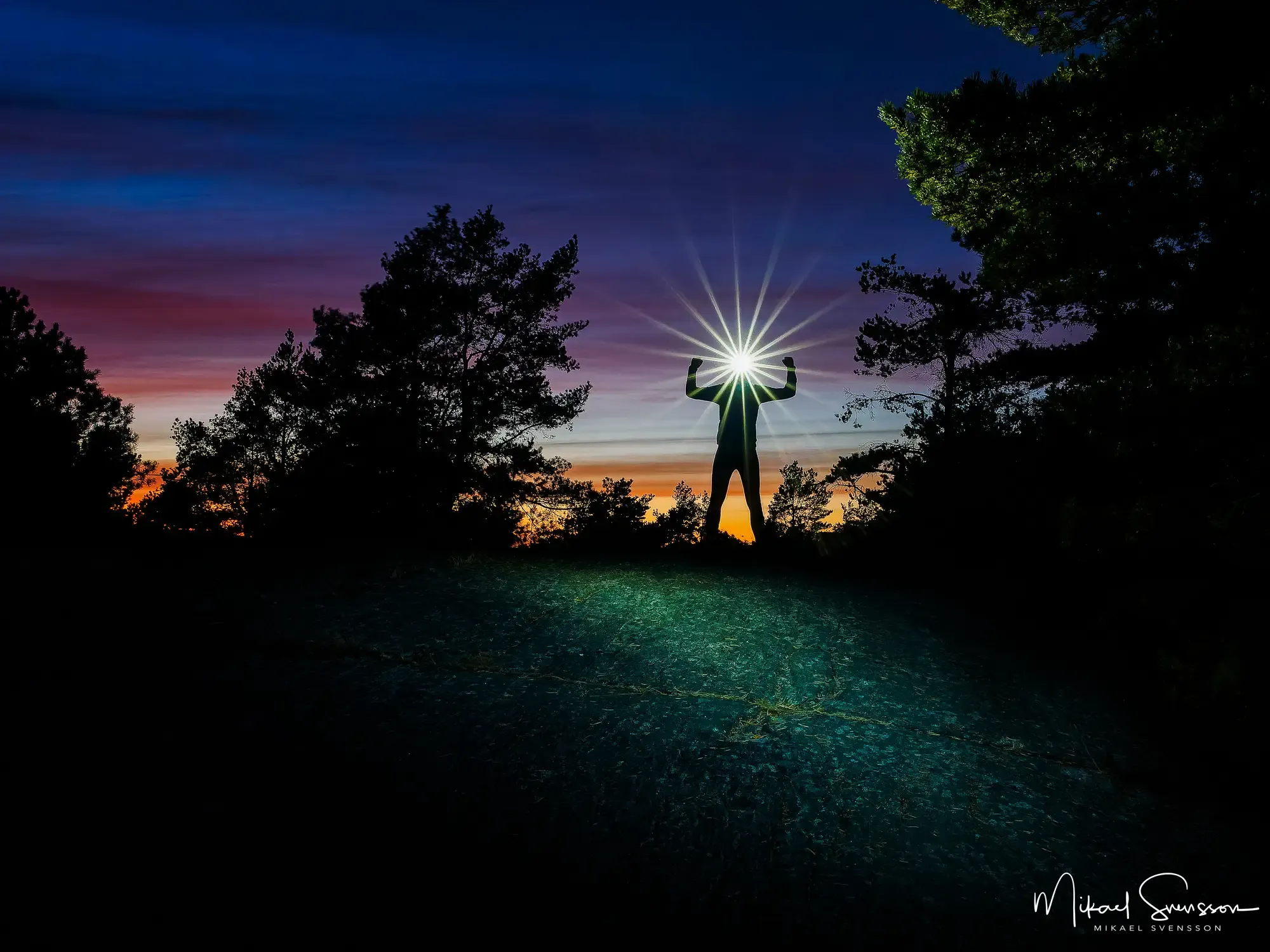 En löpare med pannlampa i en skog vid solnedgången.