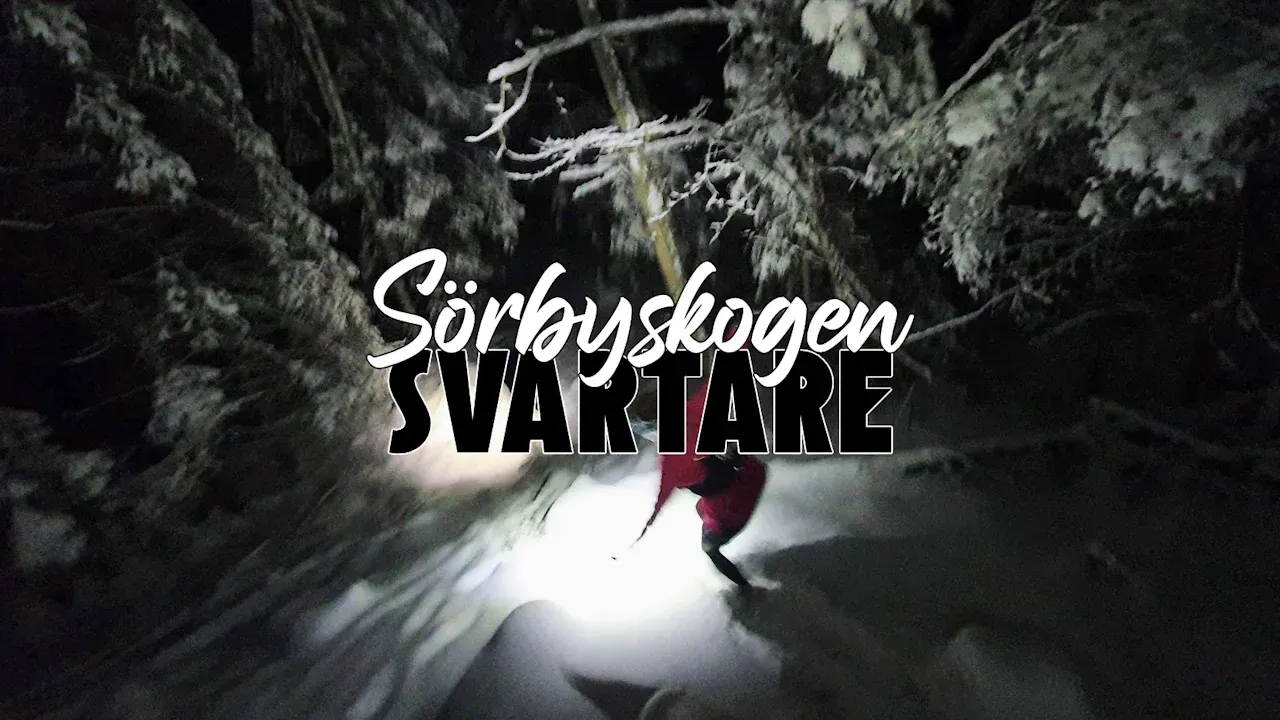 Löpare i en snöig skog under natten.