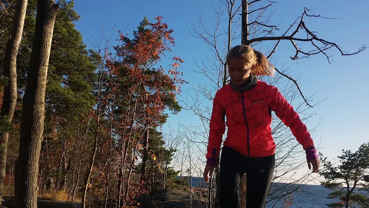 En löpare på en skogsstig under Stävie Trail.