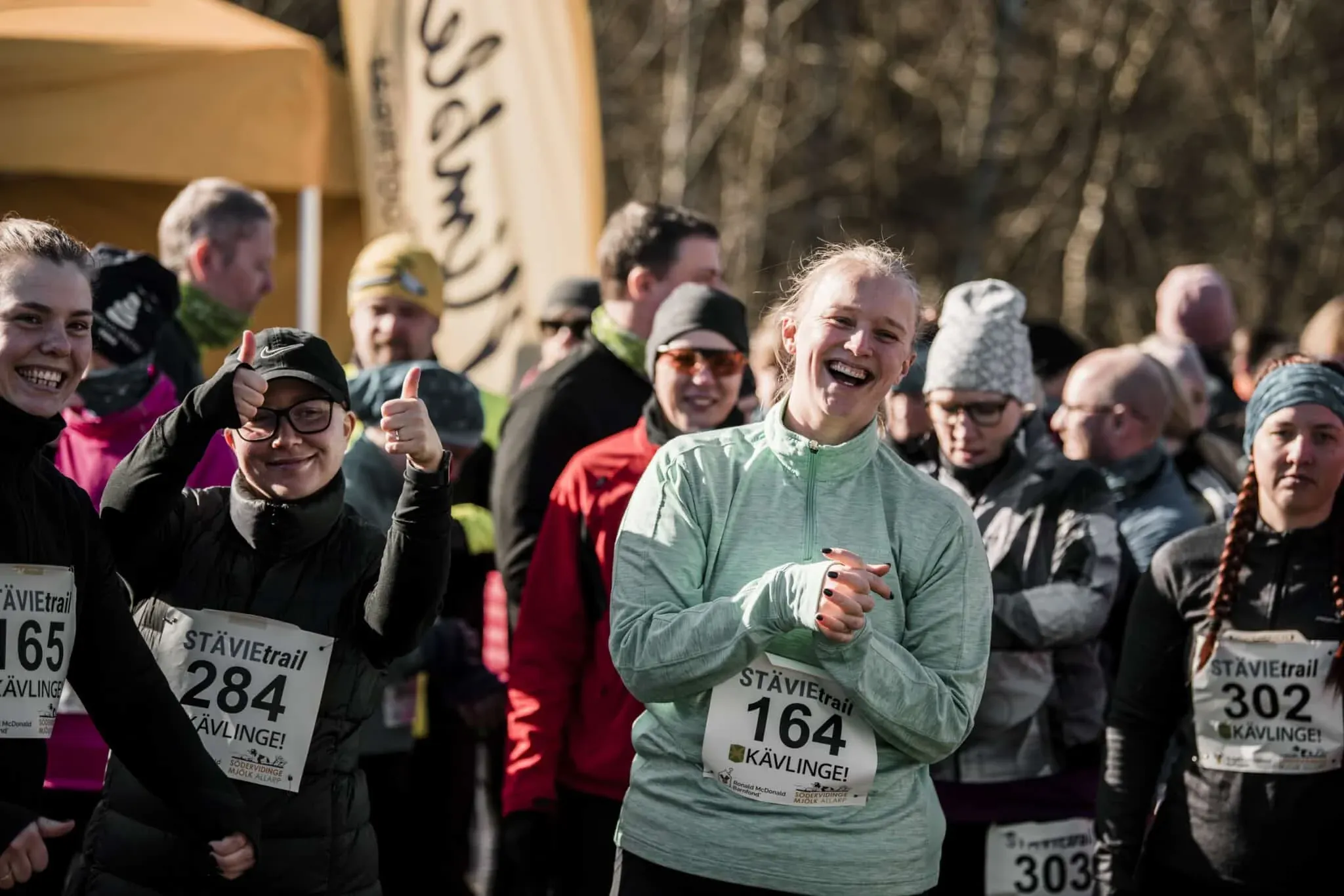 En grupp glada löpare vid starten av Stävie Trail.