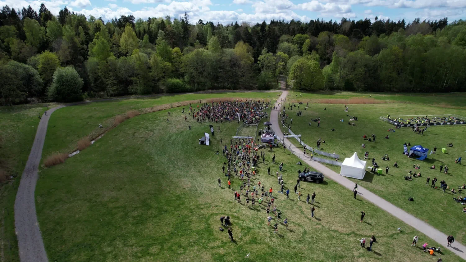 Starten av Sthlm Trail Run på Norra Djurgården. Många löpare redo att springa.