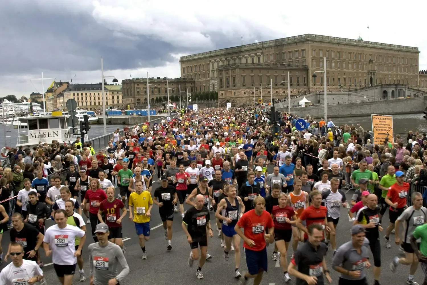 Många löpare i Stockholm Marathon, med Stockholms slott i bakgrunden.