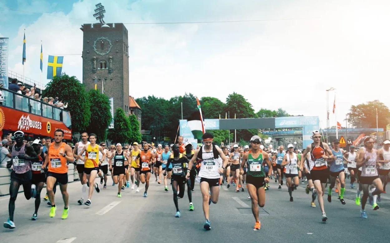 Löpare springer under Stockholm maraton.