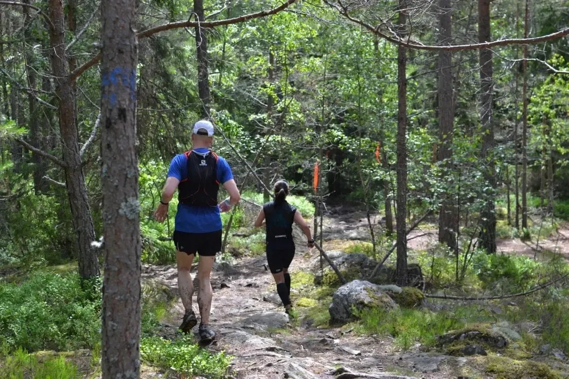 Löpare på Stockholms spår i skogen.